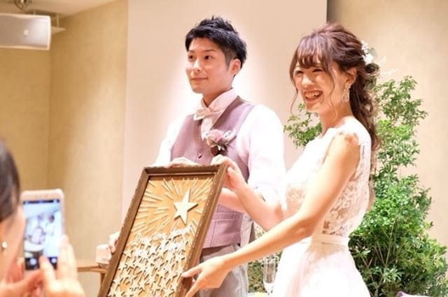 オリジナル木工製品を手にする笑顔のお客様